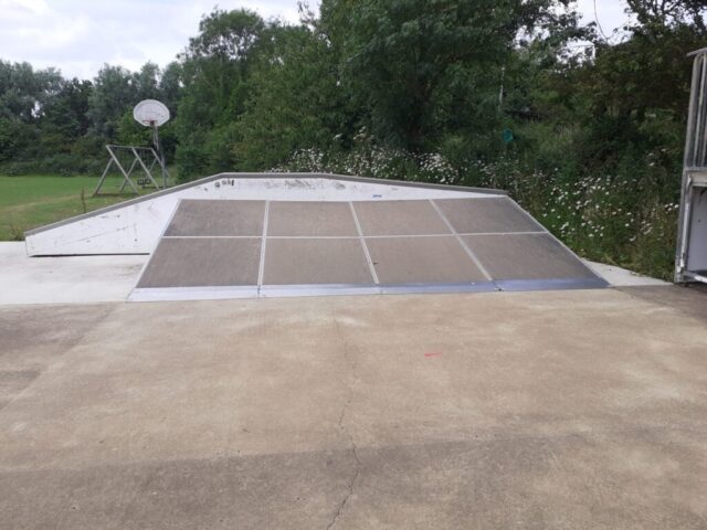 Skate ramp